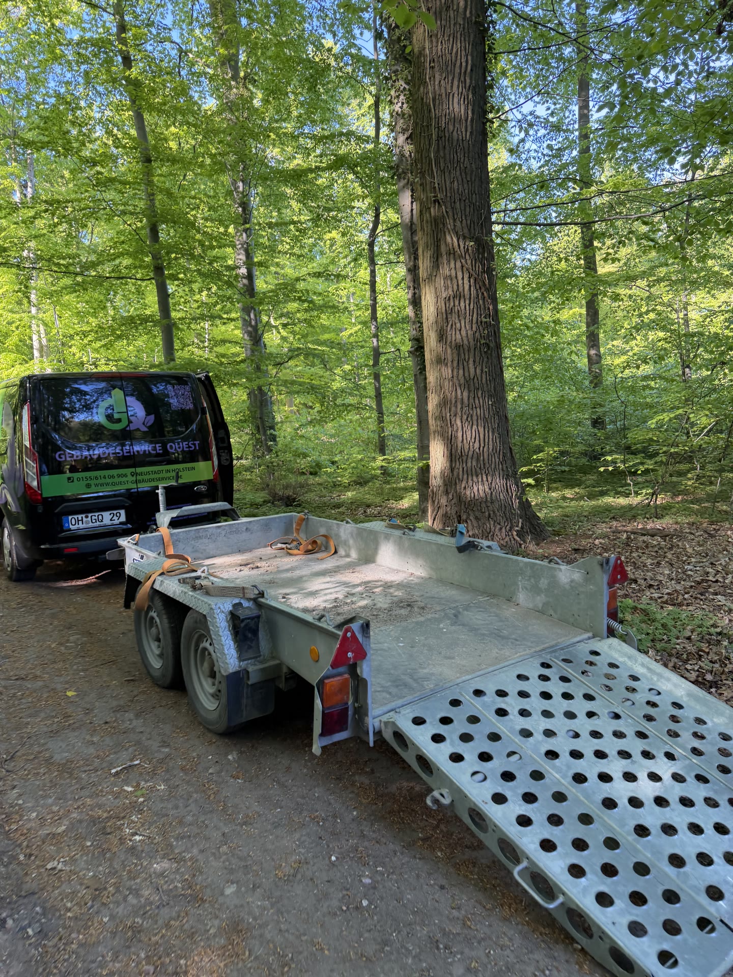 Quest Gebäudeservice Transporter mit Anhänger