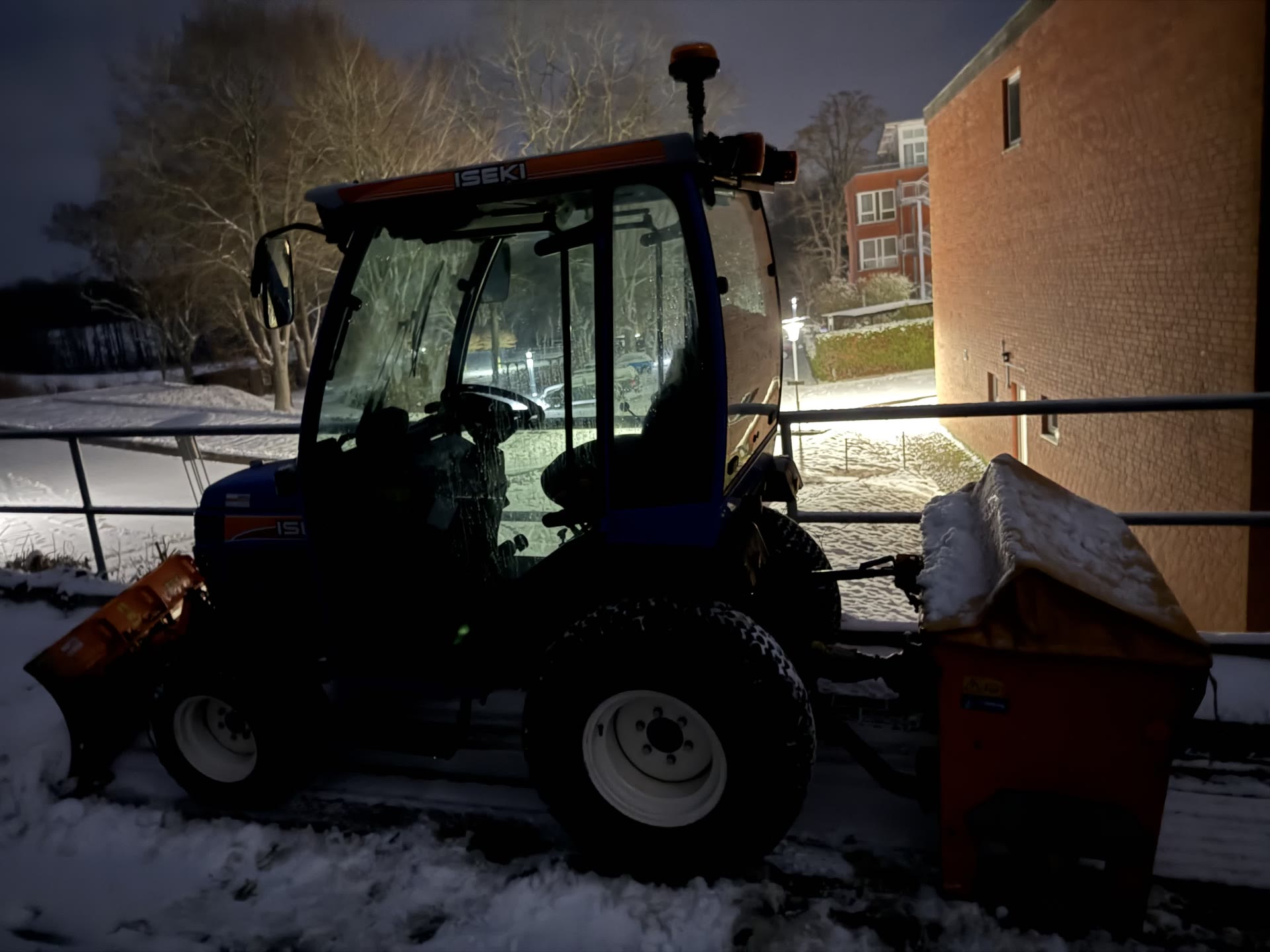Winterdienst mit Traktor und Schneepflug